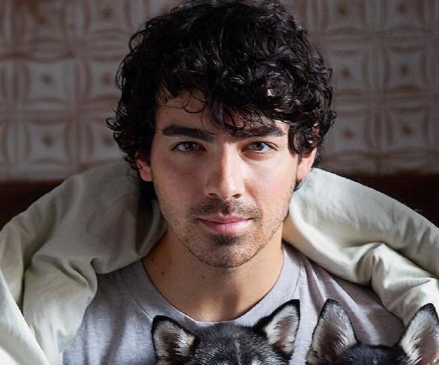 Joe Jonas Biography - Facts, Childhood, Family & Love Life of Singer