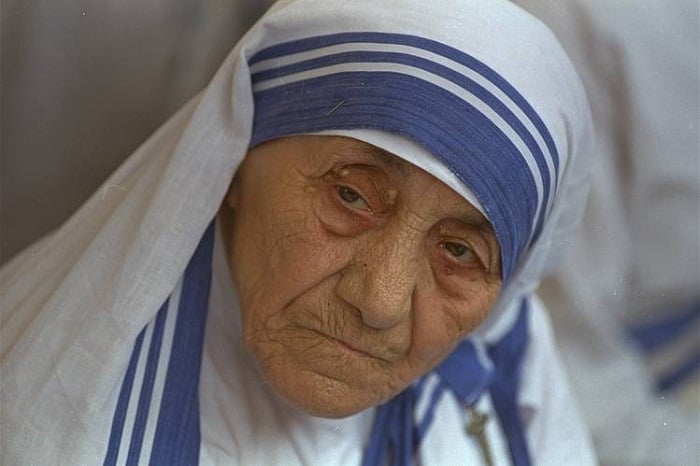 Introduction paragraph on mother teresa