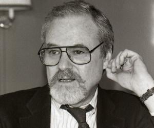 Alan J. Pakula Alan J. Pakula