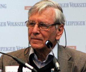 Amos Oz