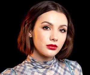 Hannah Marks Hannah Marks