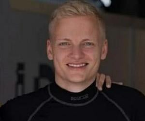 Niklas Mackschin Niklas Mackschin