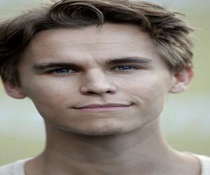 Rhys Wakefield Rhys Wakefield