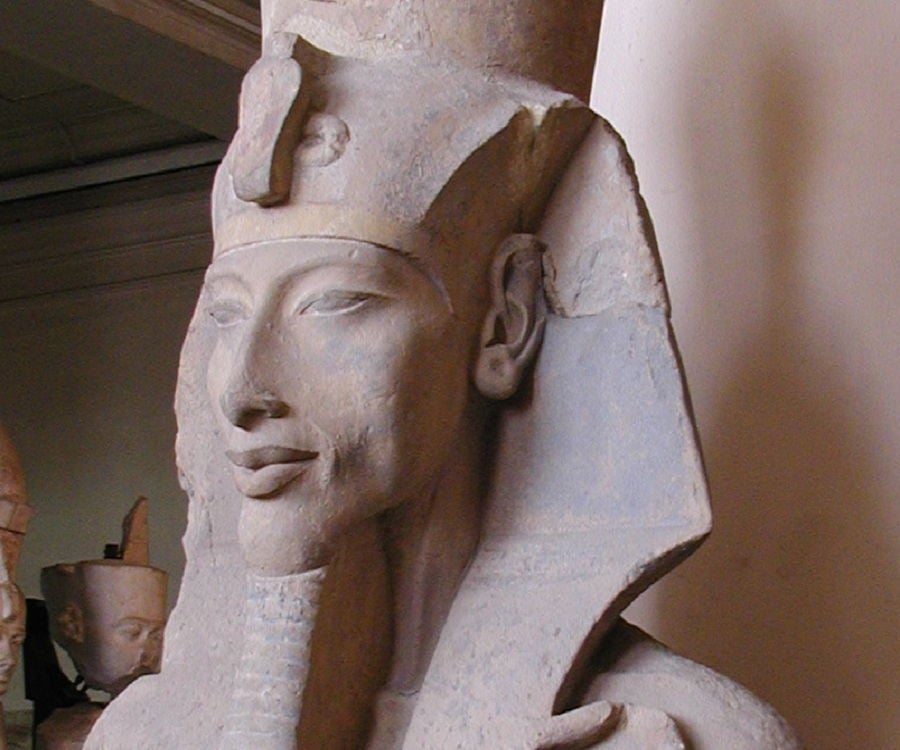 Где правил фараон эхнатон. Фараон Эхнатон статуя. Эхнатон скульптура. Мумия Эхнатона Аменхотепа. Эхнатон 4 статуя.