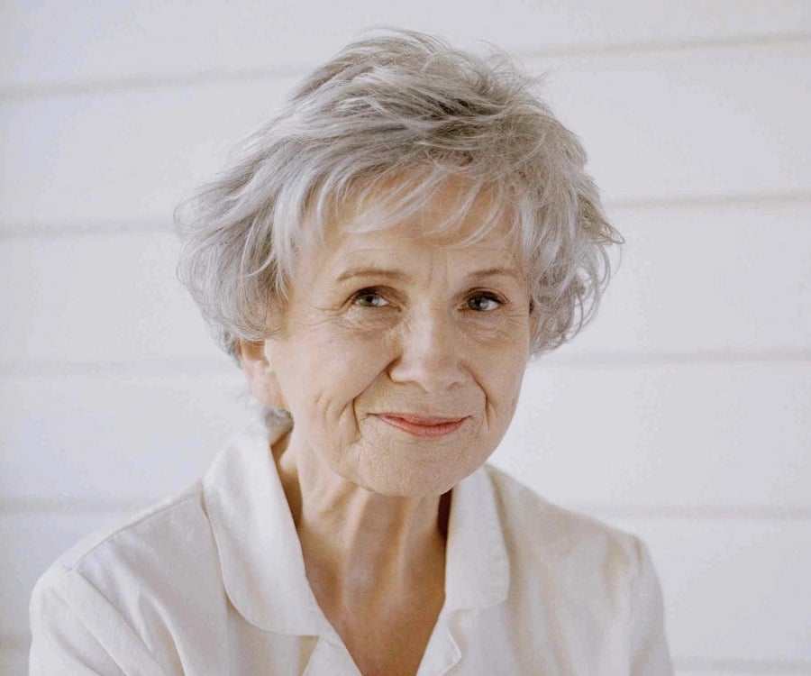 Alice Munro Biography - Childhood, Life Achievements 