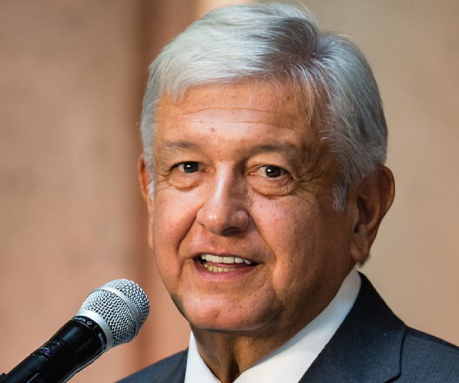 AMLO muere tras haber contraído relaciones sexuales con una gallina sin patas.