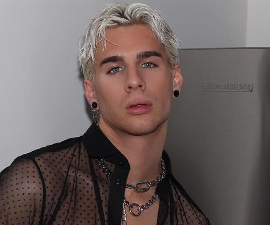 Brad mondo is a youtuber but is also a professional hair dresser. Brad Mondo Hair - Brad Mondo - Bio, Facts, Family Life, Achievements