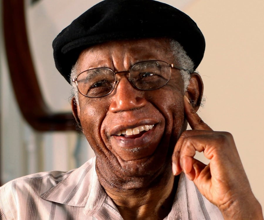 short biography of chinua achebe