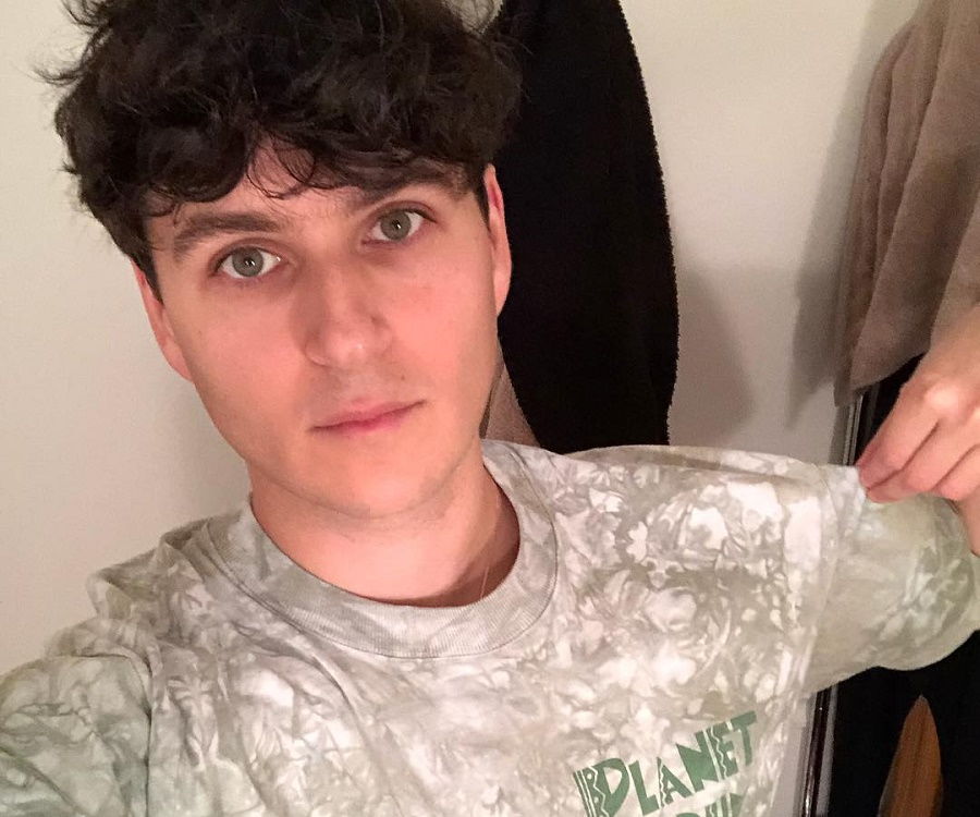 Ezra Koenig Biography - Facts, Childhood, Family Life & Achievements