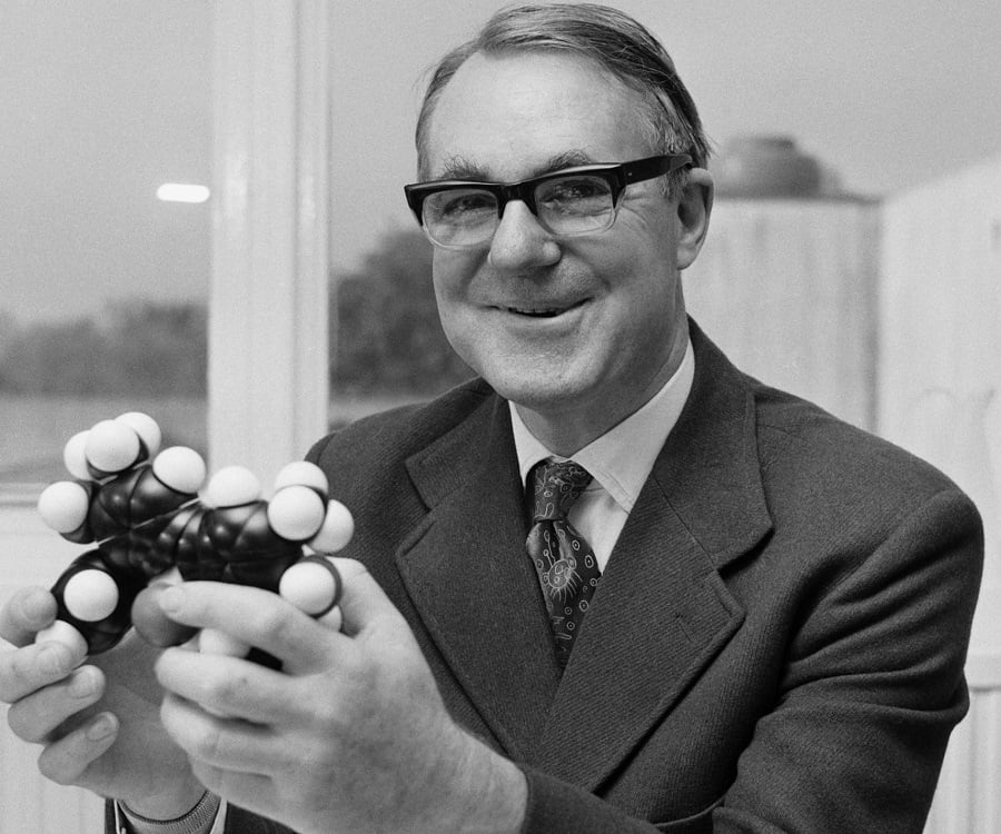 (Sir John Cornforth, Sumber: The Famous People)