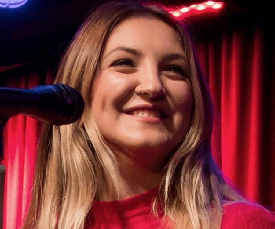 Julia Michaels - Age, Bio, Birthday, Family, Net Worth