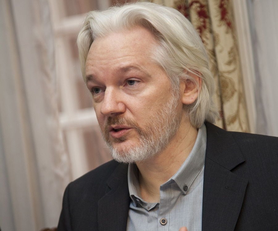 Julian Assange Biography - Childhood, Life Achievements 