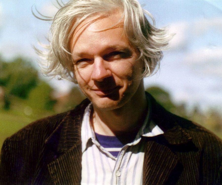 Julian Assange Biography - Childhood, Life Achievements 