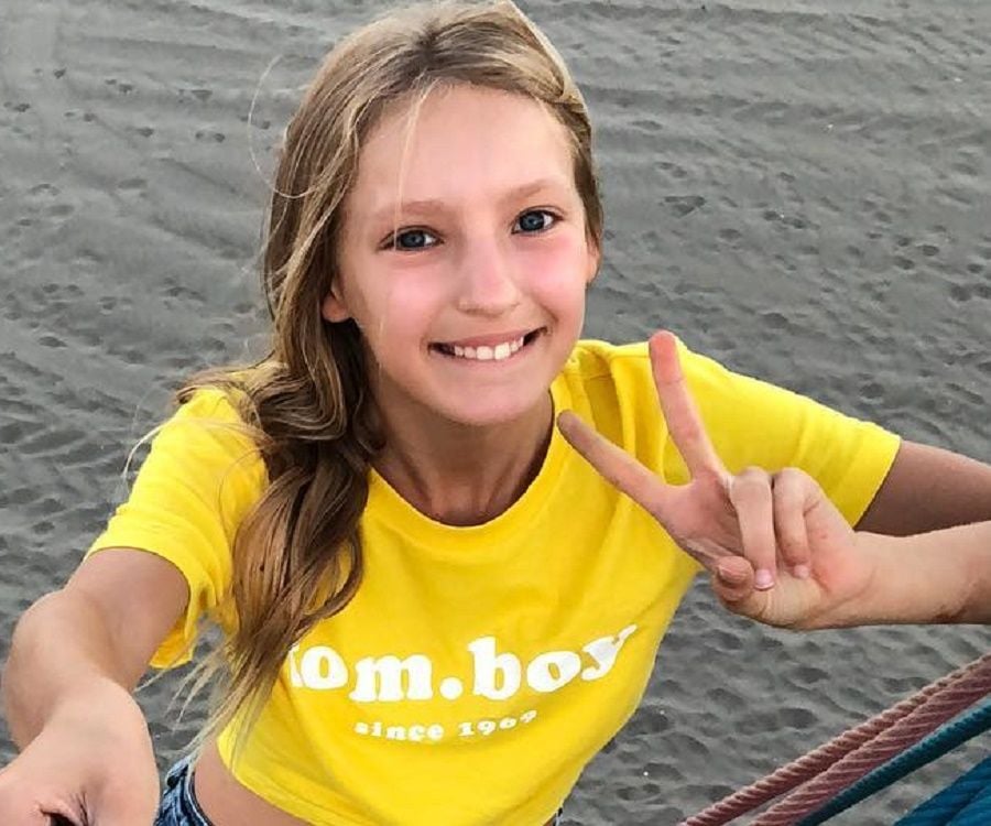 Karinaomg Bio Facts Family Life Of Canadian Youtuber - sis versus bro videos roblox