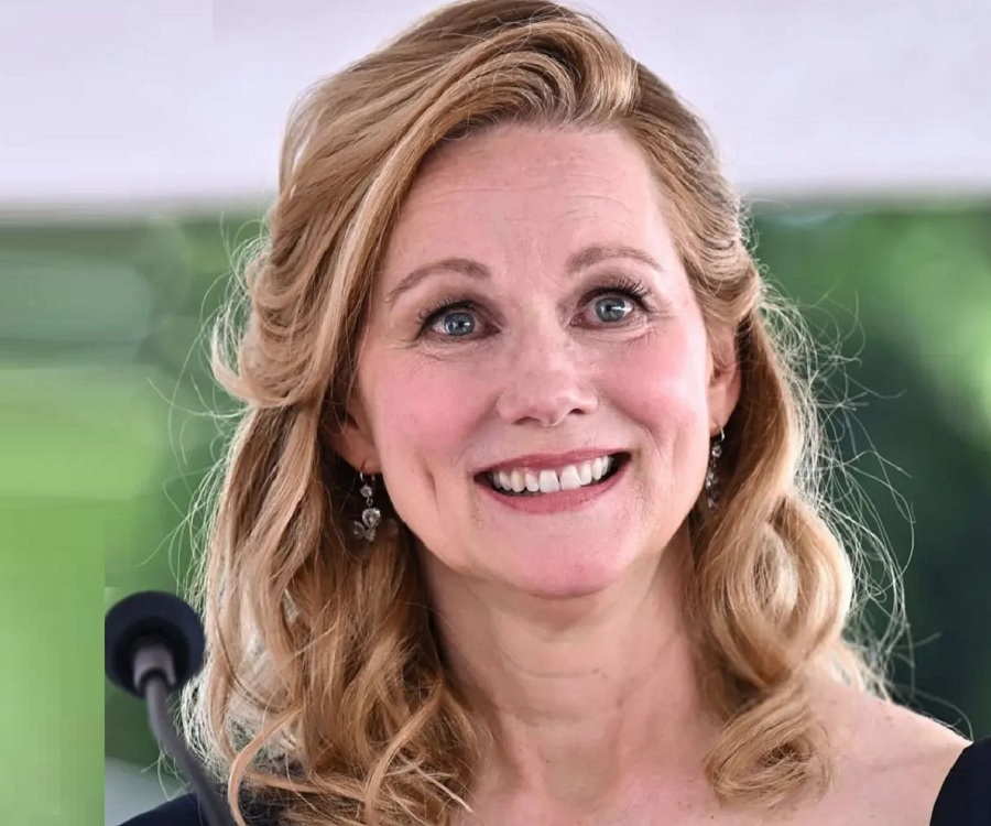 Laura Linney Biography - Facts, Childhood, Family Life & Achievements