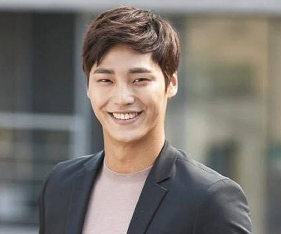 Lee Tae-hwan Biography - Facts, Childhood, Family & Achievements of South  Korean Actor, Singer, Model