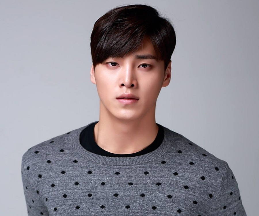 Lee Tae-hwan Biography - Facts, Childhood, Family & Achievements of ...