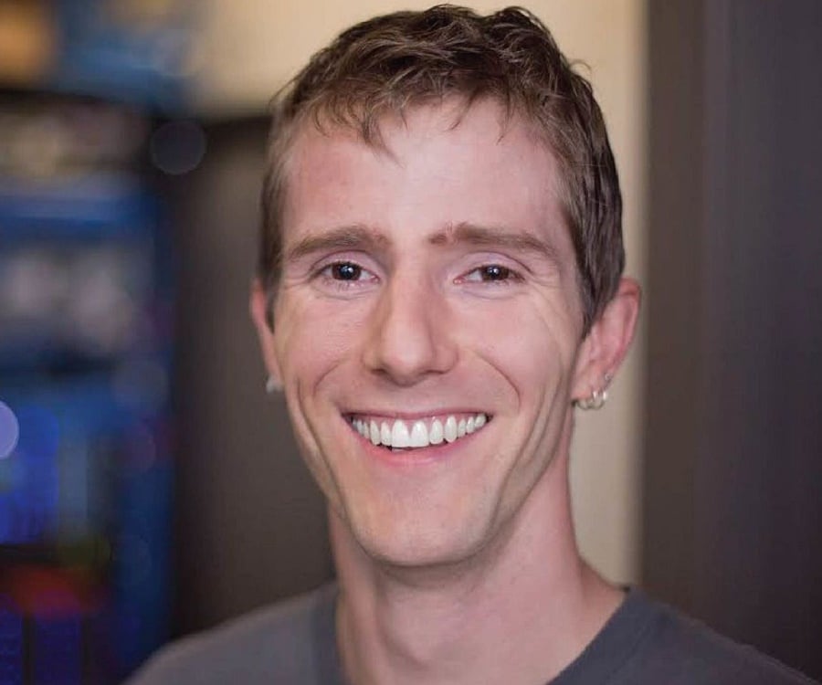 Linus Sebastian 2023: Wife, net worth, tattoos, smoking & body facts
