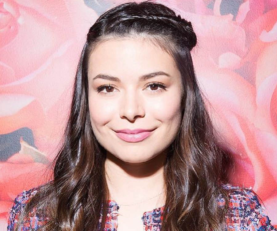 Miranda Cosgrove Biography - Facts, Childhood, Family Life & Achievements