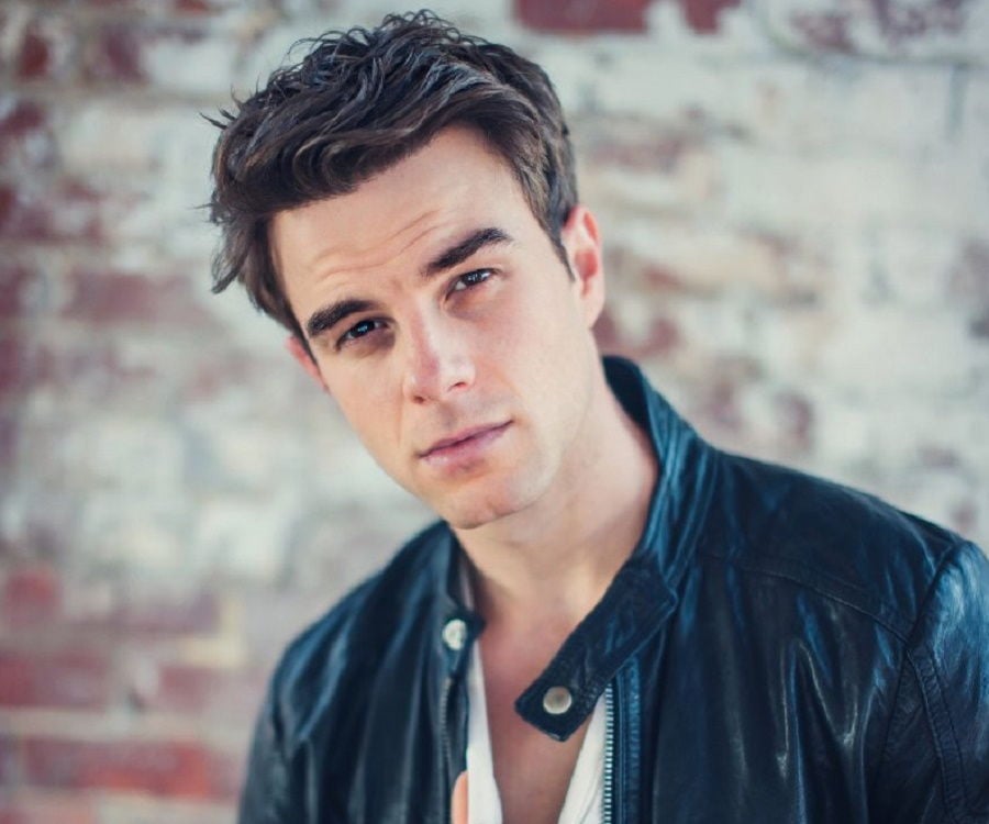 Biography (Biografia) - Nathaniel Buzolic Fansite