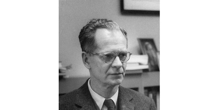 b f skinner B f skinner 1904-1990 burrhus frederic skinner was born in a small pennsylvania town his father was an attorney and his mother a housewife his family life was described as old-fashioned and hard working. b f skinner B f skinner 1904-1990 burrhus frederic skinner was born in a small pennsylvania town his father was an attorney and his mother a housewife his family life was described as old-fashioned and hard working.