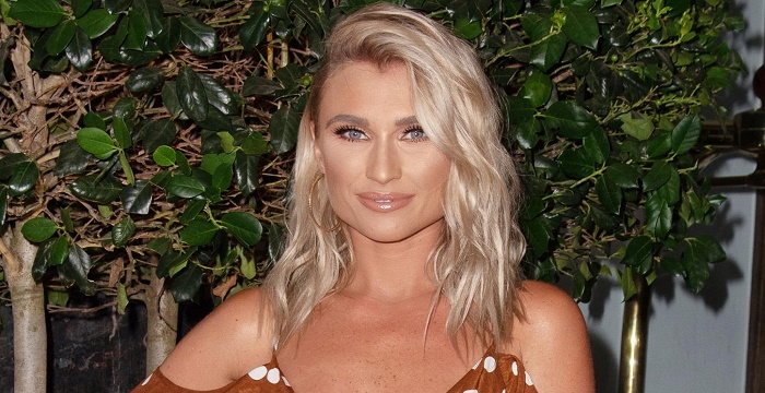 Billie Faiers Biography - Facts, Childhood, Family Life & Achievements