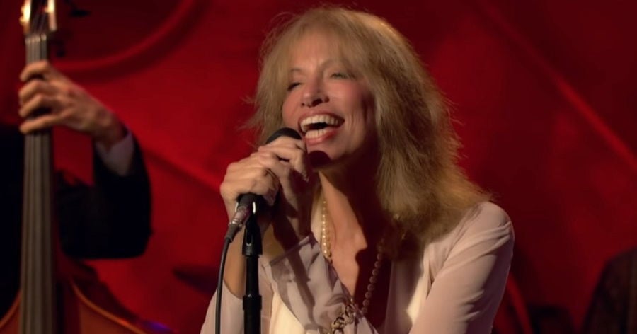 Carly Simon Biography - Childhood, Life Achievements & Timeline