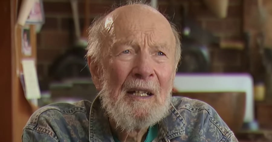 Pete Seeger Biography - Childhood, Life Achievements & Timeline