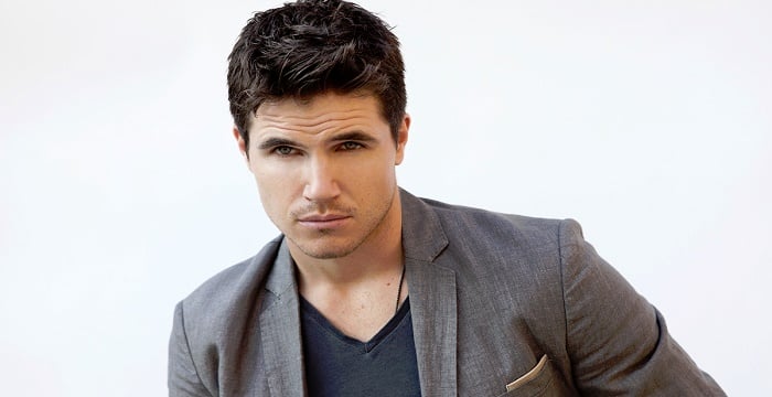 Robbie Amell Biography - Facts, Childhood, Family Life & Achievements ...