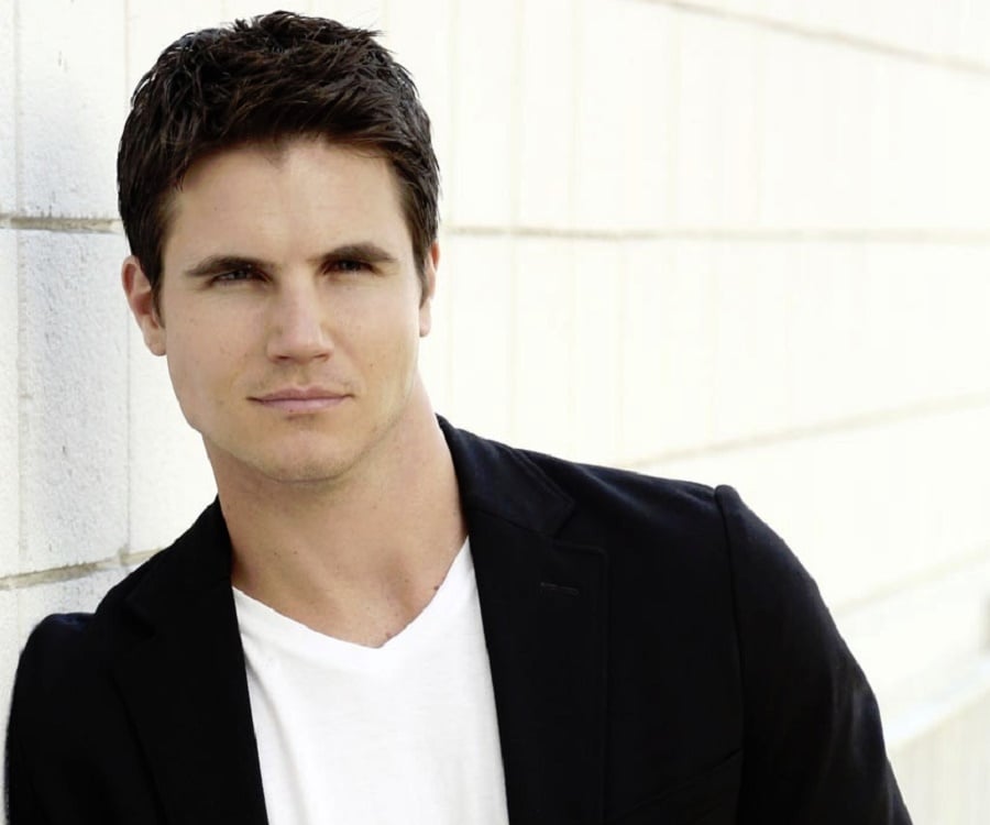 Robbie Amell Biography - Facts, Childhood, Family Life & Achievements ...
