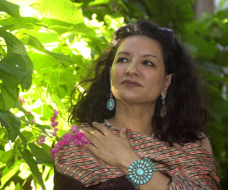 Sandra Cisneros Biography - Childhood, Life Achievements & Timeline