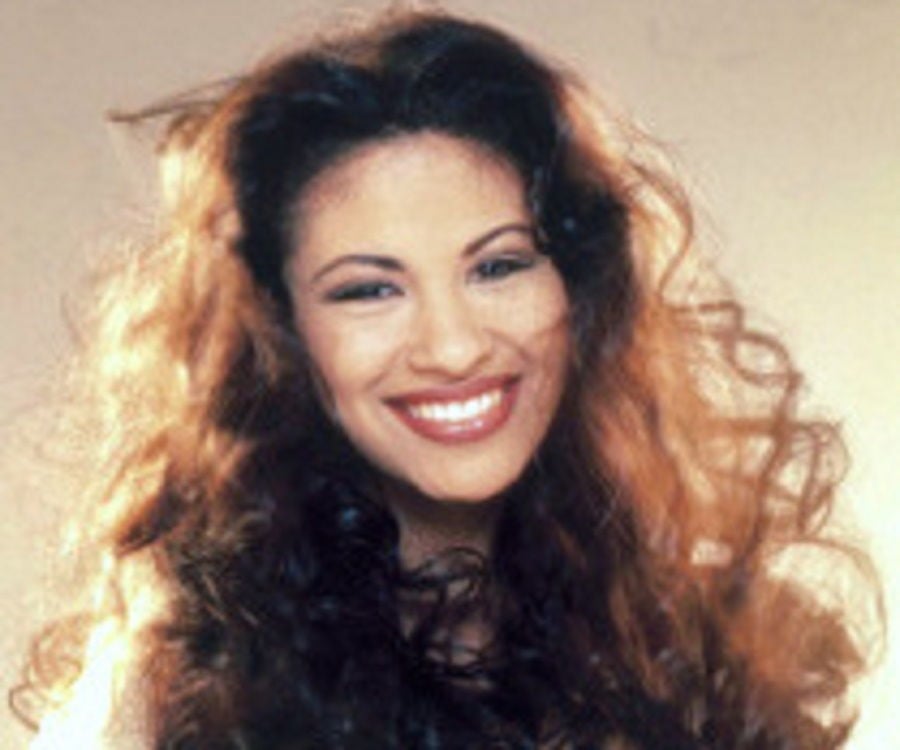 biography of selena quintanilla in english