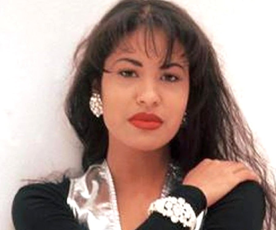 biography of selena quintanilla in english