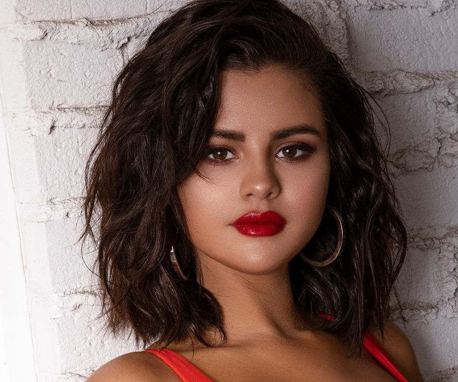 selena gomez biography in english