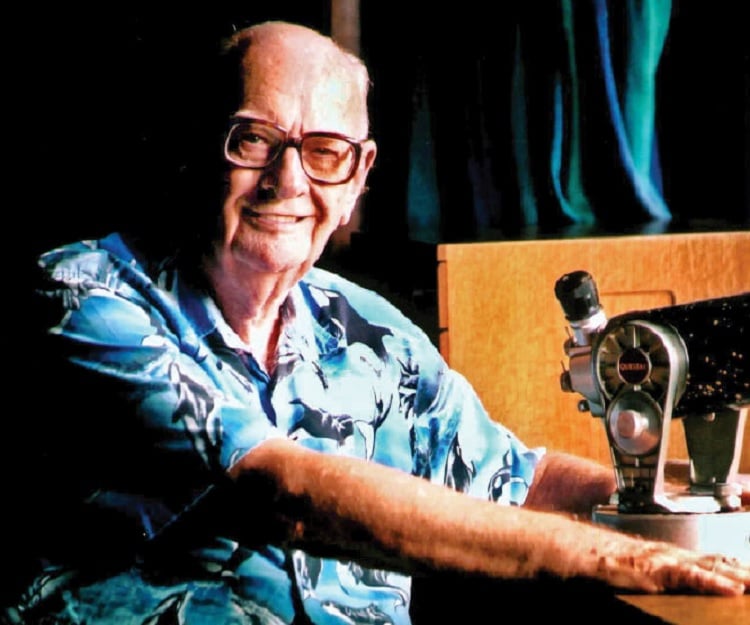 A life biography of arthur c clarke who was born in 1917 in minehead somerset