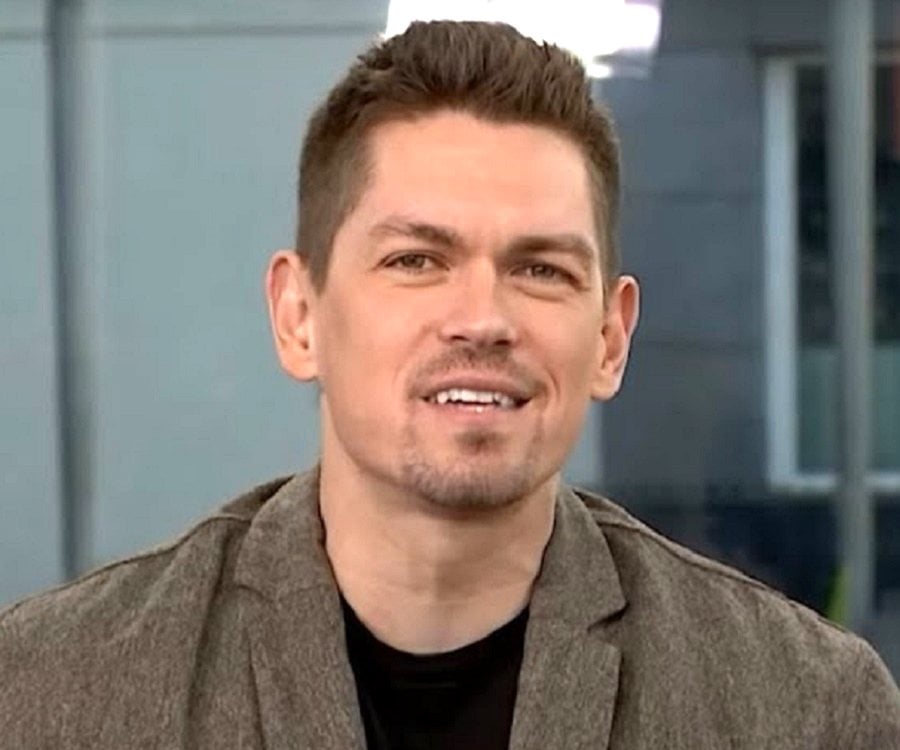 Steve Howey Biography Steve Howey is an American film and television actor ...