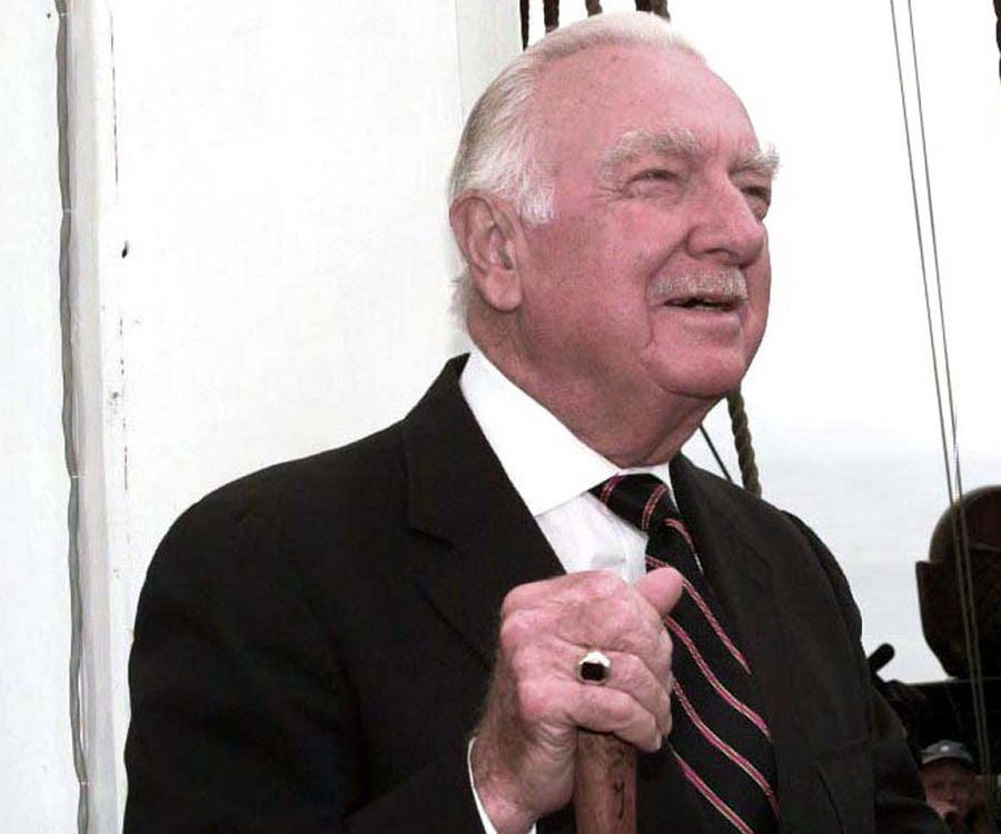 Walter Cronkite Biography - Facts, Childhood, Family Life & Achievements