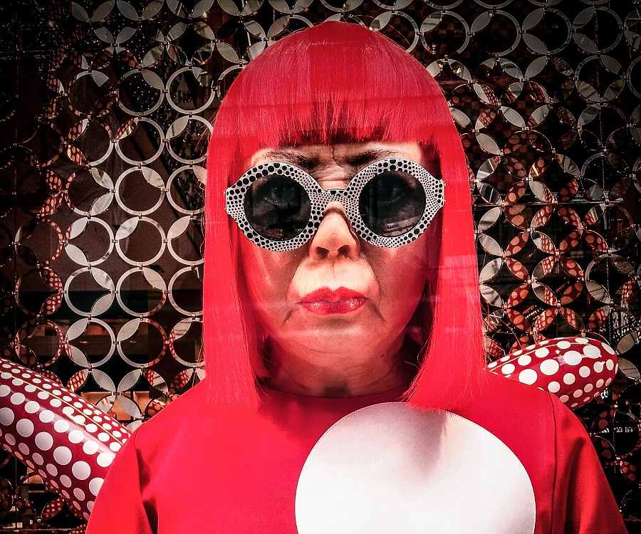 biography about yayoi kusama