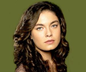 Alexa Davalos Biography