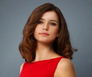 Beren Saat Biography