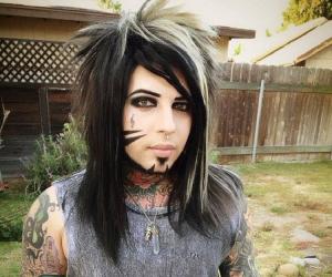 Dahvie Vanity Biography