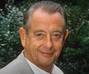 Derek Fowlds