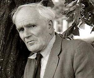 Desmond Llewelyn Biography