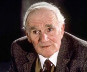 Desmond Llewelyn