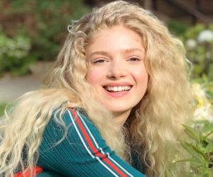 Elena Kampouris