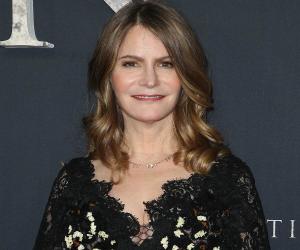 Jennifer Jason Leigh