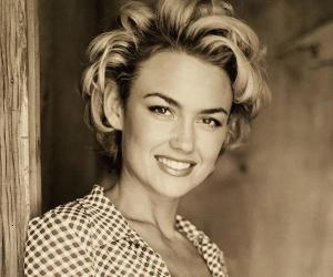 Kelly Carlson