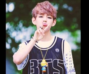 Kim Taehyung (V)- Bio, Facts, Family Life of South Korean Pop Singer