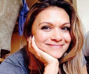 Nia Peeples Biography