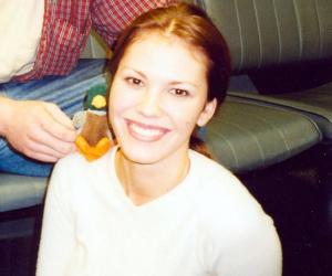 Nikki Cox Biography